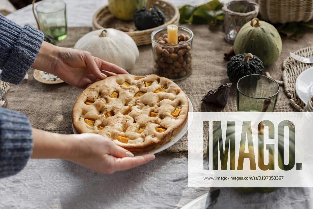 IMAGO Creative, Herbst, Food, Pumpkin Pie Hands of woman picking up plate with homemade pumpkin pie model released, Symbolfoto property released, LLUF01046