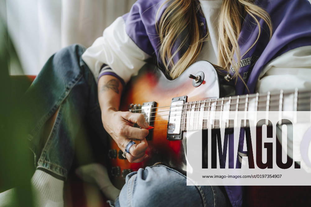 Hand of guitarist playing guitar in studio model released, Symbolfoto property released, MDOF00330