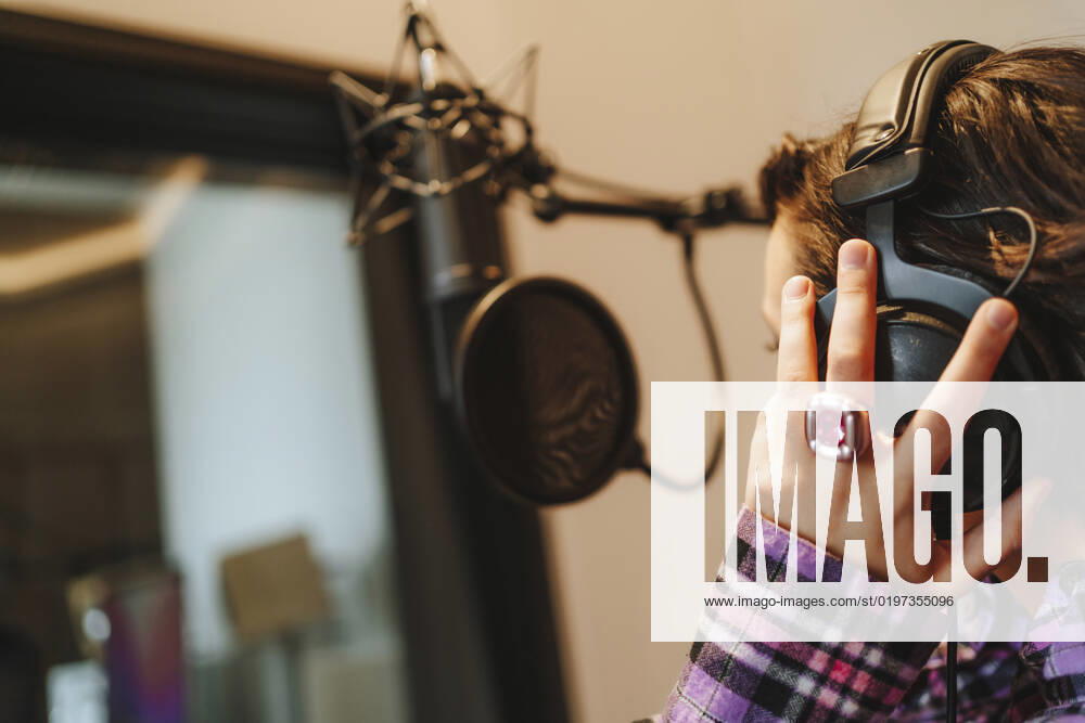Hand of singer on headphones in studio model released, Symbolfoto property released, MDOF00357