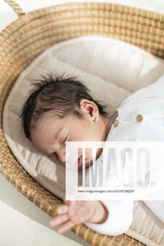 Newborn baby girl sleeping in crib model released, Symbolfoto, MEGF00243