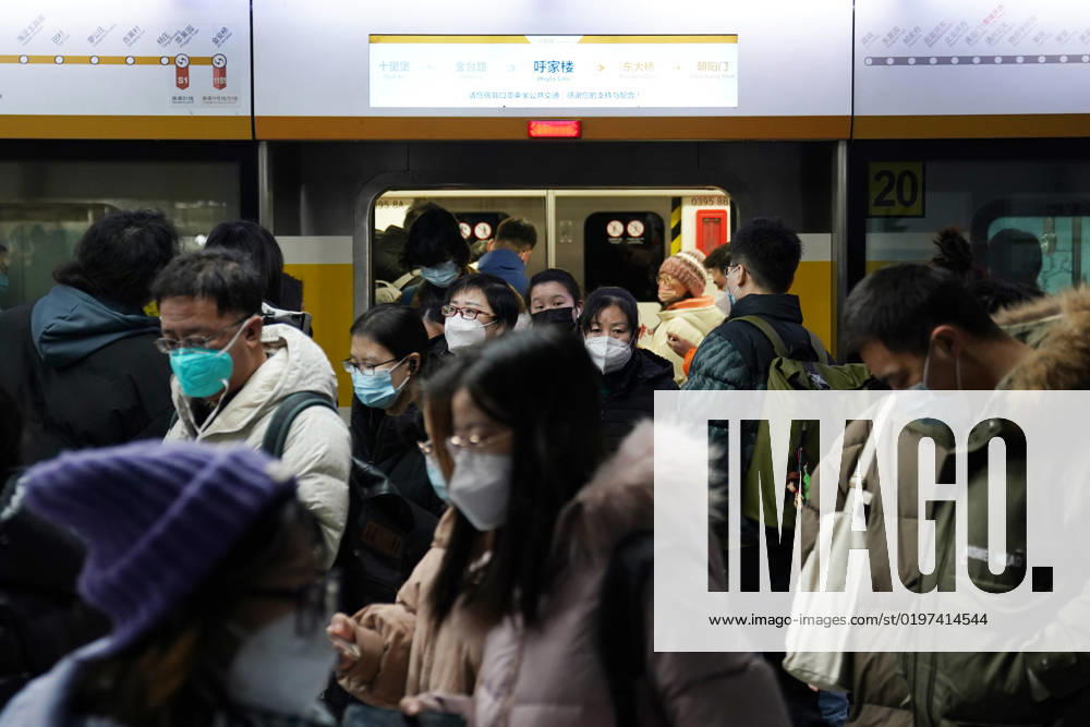 (230103) -- BEIJING, Jan. 3, 2023 -- Passengers are seen at Hujialou Subway Station during morning peak hours in Beijing, capital of China, Jan. 3, 2023. On Tuesday, the first working day of 2023, Beijing saw its morning peak after a steady return to work. ) CHINA-BEIJING-MORNING PEAK (CN) JuxHuanzong