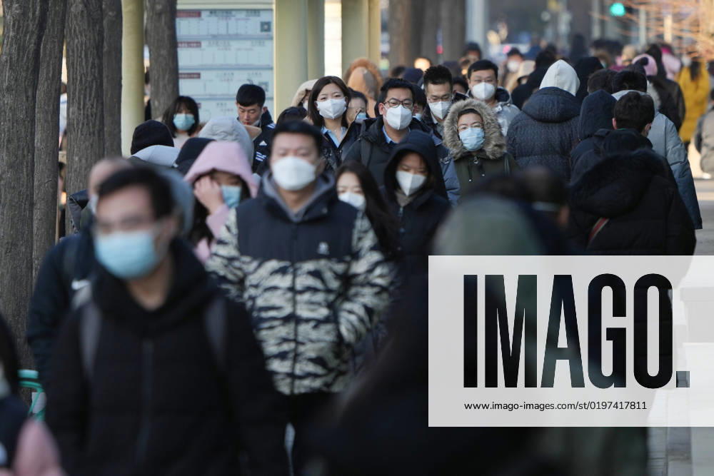 (230103) -- BEIJING, Jan. 3, 2023 -- People walk on Jianguo Road during morning peak hours in Chaoyang District of Beijing, capital of China, Jan. 3, 2023. On Tuesday, the first working day of 2023, Beijing saw its morning peak after a steady return to work. ) CHINA-BEIJING-MORNING PEAK (CN) JuxHuanzong