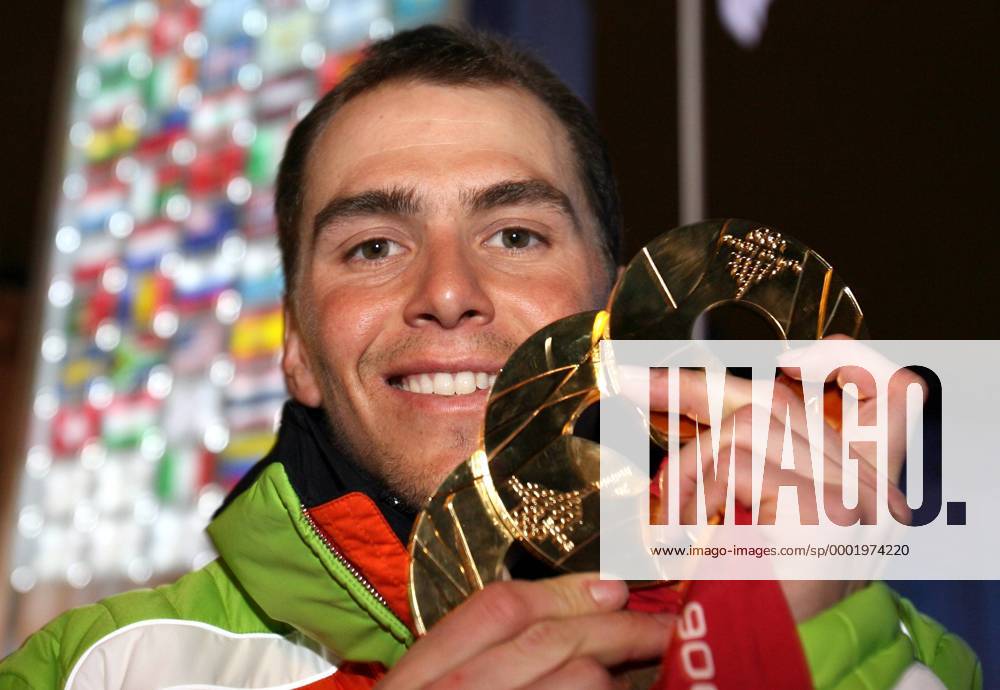 Der dreifache Olympiasieger Michael Greis (Deutschland) zeigt stolz seine Goldmedaillen - Biathlon OS Winter Herren Olympische Spiele Turin 2006, Winterspiele, Einzelbild Medals Plaza Freude,