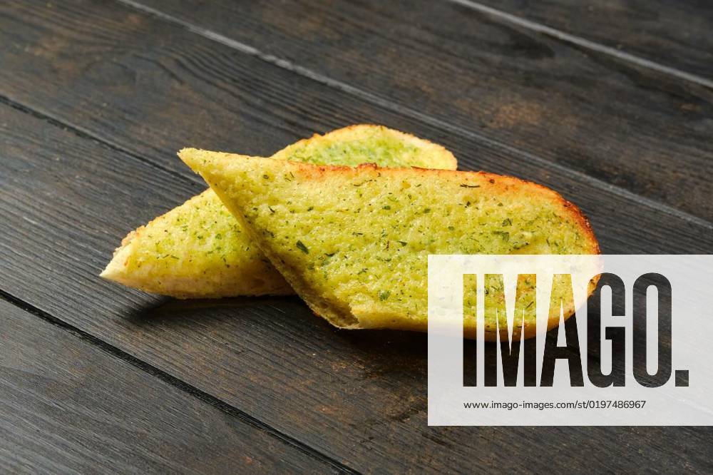 IMAGO Creative, Food, Brot, Knoblauchbrot Two pieces of garlic bread, Two pieces of garlic bread on a table, Two pieces of garlic bread on a table, 20.09.2022,