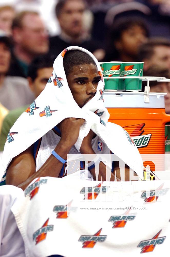 Antawn Jamison (Washington Wizards) dick eingepackt auf der Bank - (Icon74911303) Basketball Herren NBA 2005 2006, Einzelbild Washington DC, D C,