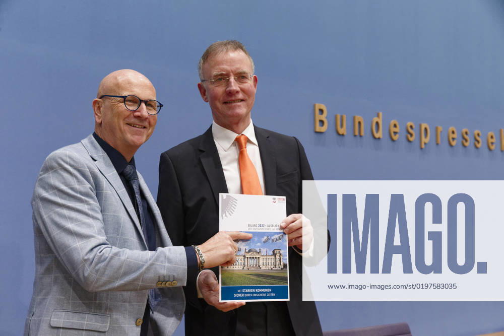 German Association of Towns and Municipalities looks ahead to 2023 2023 01 04, Germany, Berlin Federal Press Conference The German Association of Towns and Municipalities DStGB looks back on the year 2022 and provides an outlook for 2023 In the picture l Uwe Brandl, President of the DStGB and First Mayor of the City of Abensberg, and Dr Gerd Landsberg, Executive M