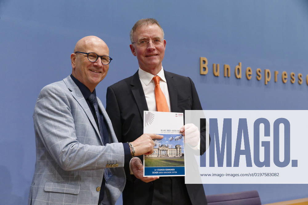 German Association of Towns and Municipalities looks ahead to 2023 2023 01 04, Germany, Berlin Federal Press Conference The German Association of Towns and Municipalities DStGB looks back on the year 2022 and provides an outlook for 2023 In the picture l Uwe Brandl, President of the DStGB and First Mayor of the City of Abensberg, and Dr Gerd Landsberg, Executive M