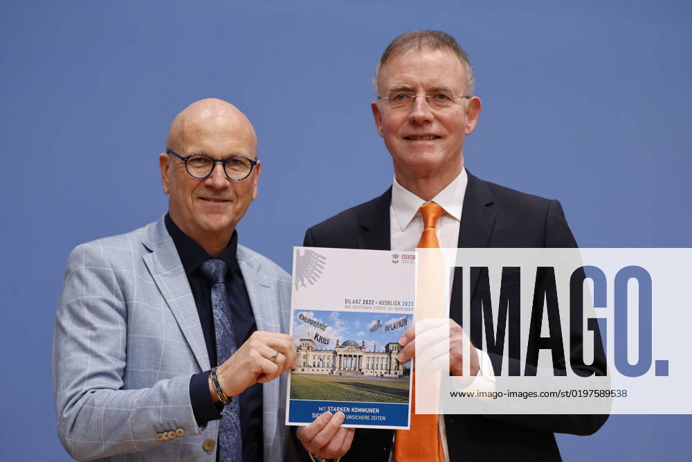 Uwe Brandl, President and First Mayor of the City of Abensberg, Dr Gerd Landsberg, Executive Member of the Presidential Board, Germany, Berlin, Federal Press Conference, Topic Review 2022 Outlook 2023 of the German Association of Towns and Municipalities DStGB