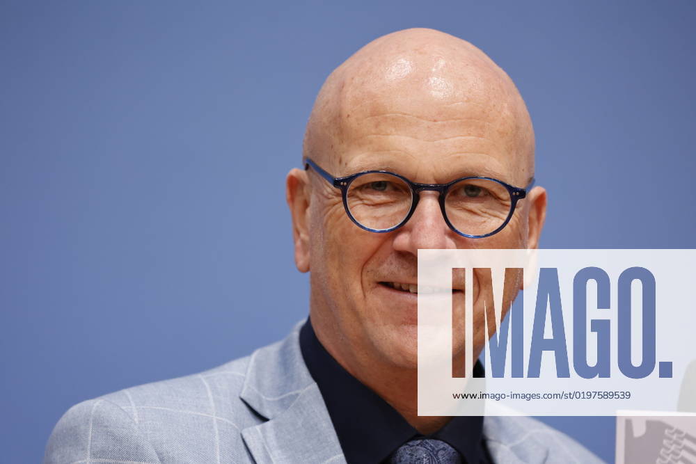 Uwe Brandl, President and First Mayor of the City of Abensberg, Germany, Berlin, Federal Press Conference, Topic Review 2022 Outlook 2023 of the German Association of Towns and Municipalities DStGB