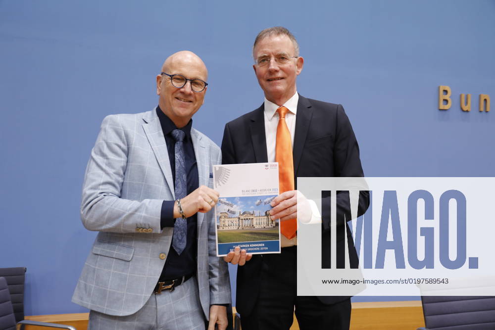 Uwe Brandl, President and First Mayor of the City of Abensberg, Dr Gerd Landsberg, Executive Member of the Presidential Board, Germany, Berlin, Federal Press Conference, Topic Review 2022 Outlook 2023 of the German Association of Towns and Municipalities DStGB