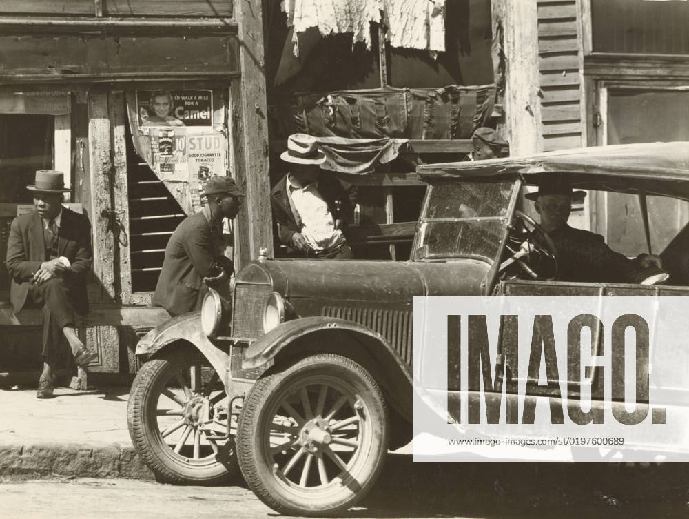 Street Scene, Vicksburg, Mississippi. Walker Evans (American, 1903 - 1975)