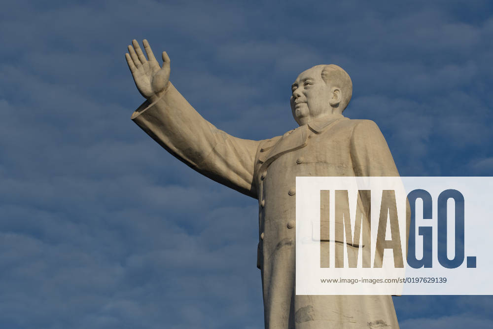 Asia, China, Peoples Republic, Chinese,Sichuan Province, Chengdu, Downtown, Mao statue