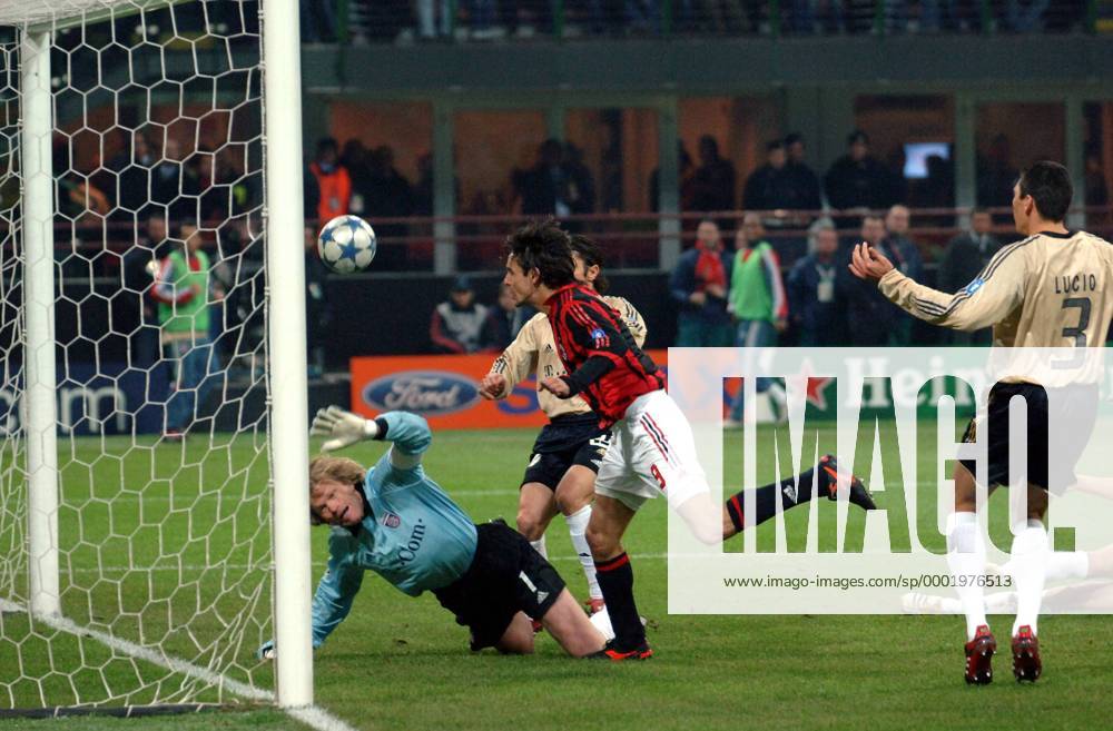 Filippo Inzaghi (Milan, Mitte) erzielt per Kopf den Treffer zu 3:1 gegen Bixente Lizarazu (hinten verdeckt) und Torwart Oliver Kahn, re. Lucio (alle Bayern) Fußball EC 1 Herren Champions League Saison 2005 2006, Achtelfinale, Rückspiel, AC Mailand - FC Bayern München 4:1 Gruppe Mailand Dynamik,