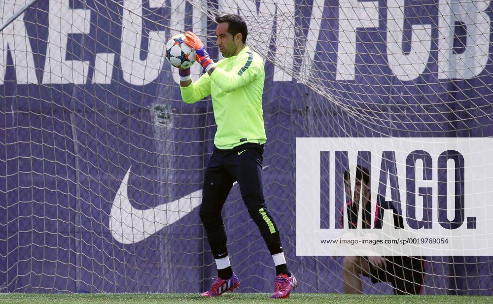 Aktuell Fußball, Champions League, Training FC Barcelona BARCELONA -05 mayo- ESPANA: Claudio Bravo en el entrenamiento previo al partido de Liga de Campeones contra el Bayern Munich el 05 de mayo del 2015.