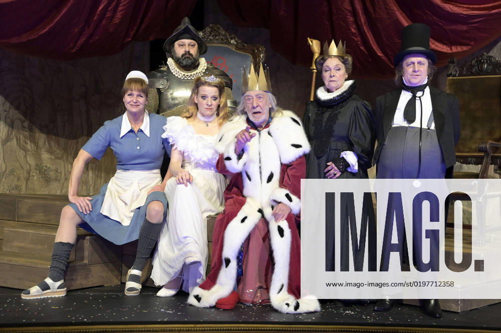 Christiane Hallervorden, Georgios Tsivanoglou, Annika Martens, Dieter Hallervorden, Dagmar Biener and Mario Ramos at the photo rehearsal of the play The King Dies at the Mitteldeutsches Theater Dessau Roßlau, 04 01 2023 Foto:xF.xFuturexImage