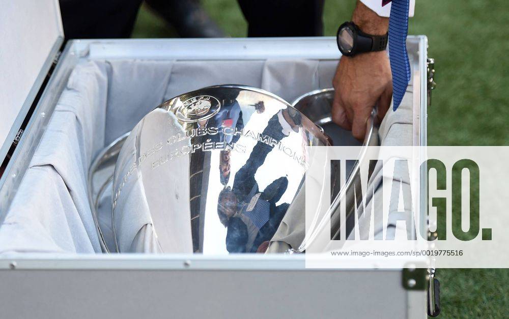FUSSBALL CHAMPIONS LEAGUE SAISON 2014 2015 HALBFINAL HINSPIEL FC Barcelona Barca - FC Bayern Muenchen 06.05.2015 CHL Pokal kommt in einer Kiste ins Stadion Nou Camp