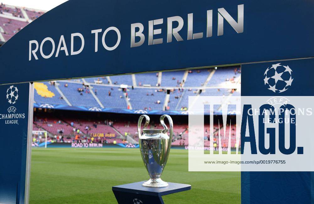 FUSSBALL CHAMPIONS LEAGUE SAISON 2014 2015 HALBFINALE HINSPIEL FC Barcelona Barca - FC Bayern Muenchen 06.05.2015 Stillleben mit Champions League Pokal