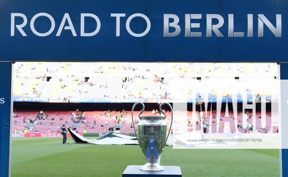 FUSSBALL CHAMPIONS LEAGUE SAISON 2014 2015 HALBFINALE HINSPIEL FC Barcelona Barca - FC Bayern Muenchen 06.05.2015 Stillleben mit Champions League Pokal