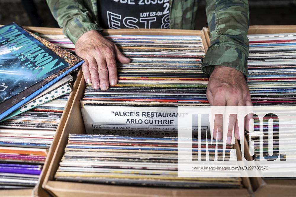 The vinyl bus from Dortmund P the vinyl bus is on Thursday the 16 September 2021 before the Freischütz in Dortmund the rolling record store, a Age American School bus, delighted itself Big Popularity Germany NRW Dortmund Copyright RalfxRottmann only for Editorial Purpose