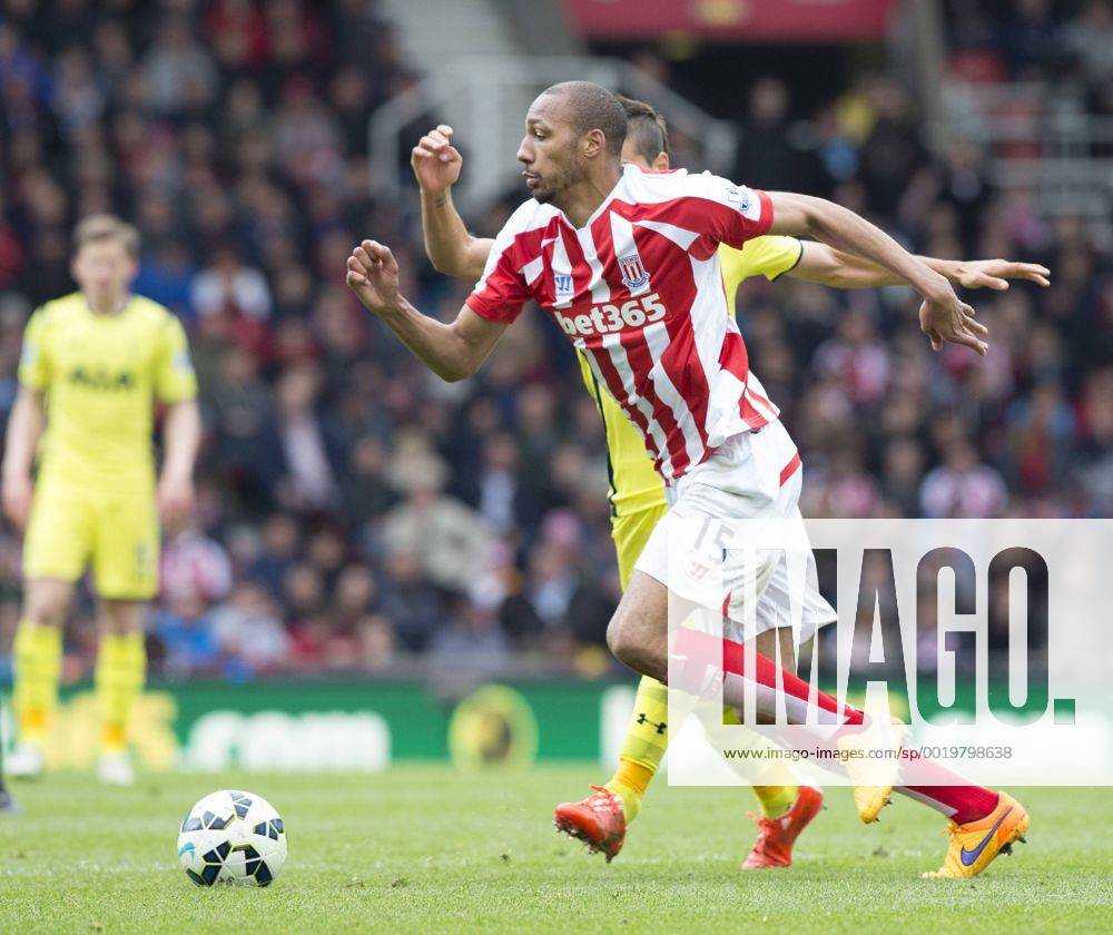 Stoke, England. Barclays Premier League. Stoke versus Tottenham Hotspur. Stoke City midfielder Steven Nzonzi on the attack. xRolandxHarrisonx ActionPlus11619324