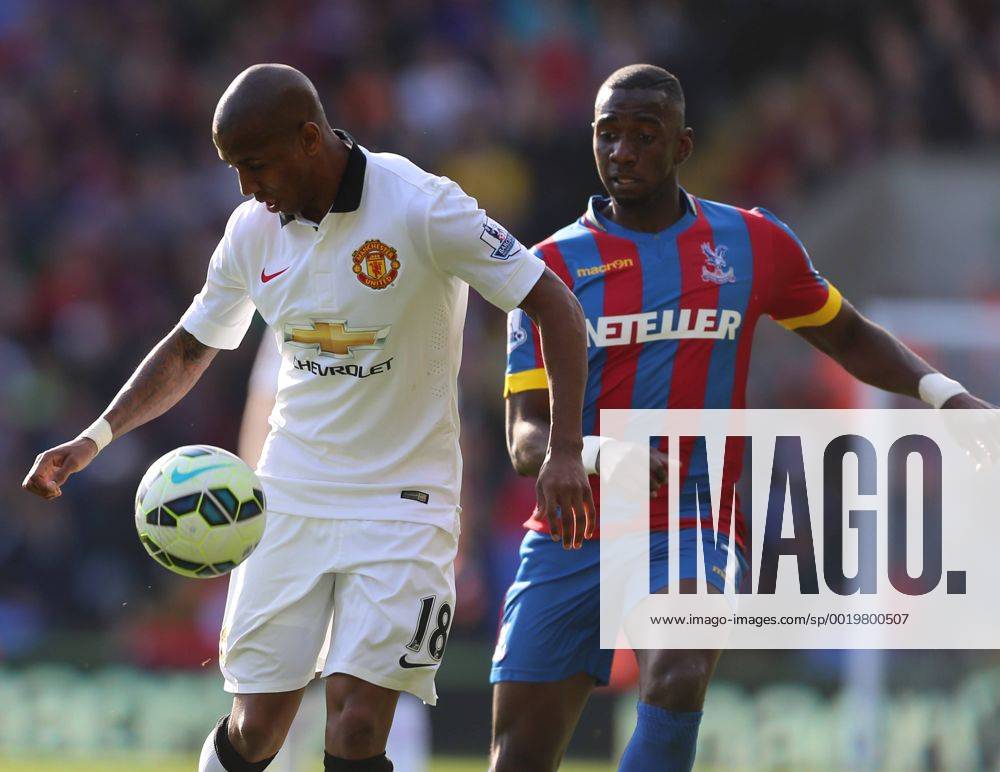 London, England. Barclays Premier League. Crystal Palace versus Manchester United ManU Ashley Young protects the ba;; from Zaha Hearnx ActionPlus11619399