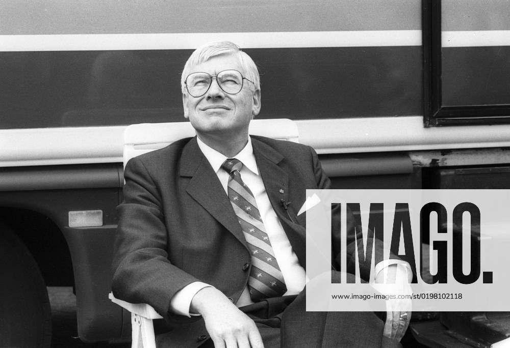 Christian Schwarz Schilling politician 06 87 ru Christian Schwarz Schilling on 11 June 1987 at the opening of the cable connection tour in Bonn Germany german german man politics CDU minister post minister federal minister for the post and telecommunications post and telecommunications federal post minister ex entrepreneur st