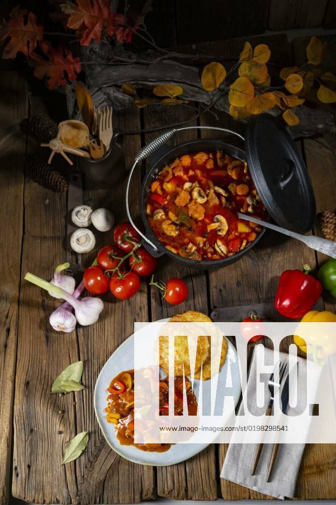 IMAGO Creative, Herbst, Food, Gulasch Hungarian goulash with potato pancakes, Hungarian goulash with potato pancakes, Hungarian goulash with potato pancakes, 03.11.2022,