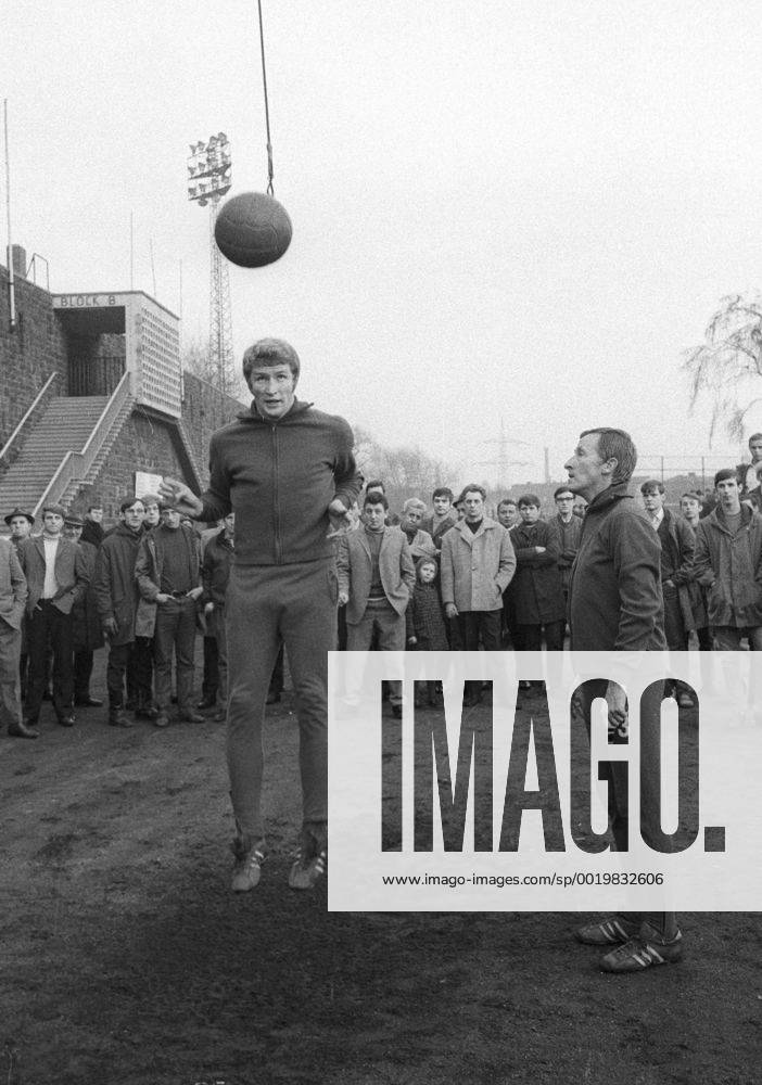 Training Schalke 04 Hermann Erlhoff und Trainer Rudi Gutendorf am Kopfballpendel HM