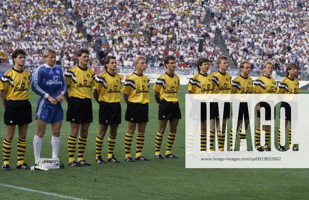 Borussia Dortmund DFB-Pokalsieger 1989 nach Finalsieg gegen Werder Bremen am 24.06.1989 in Berlin. Die Mannschaft des BvB vor dem Spiel. V.l: Michael Zorc, Teddy de Beer, Norbert Dickel,Thomas Kroth,Günter Kutowski,Günter Breitzke,Andy Möller,Thomas Helmer,Michael Rummenigge, Murdo MacLeod und Frank Mill. HM