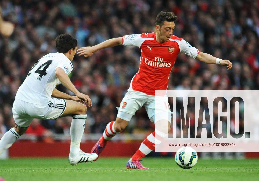 Aktuell Fußball, England, Premier League, FC Arsenal - Swansea City Football - 2014 2015 Premier League - Arsenal vs. Swansea City Mesut Ozil of Arsenal at The Emirates. COLORSPORT ANDREW COWIE