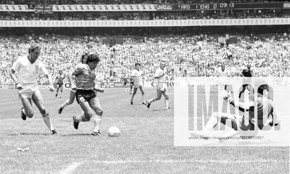 WM86 Argentinien - England Diego Maradona auf dem Weg zum 2:0, Torwart Shilton geschlagen HM