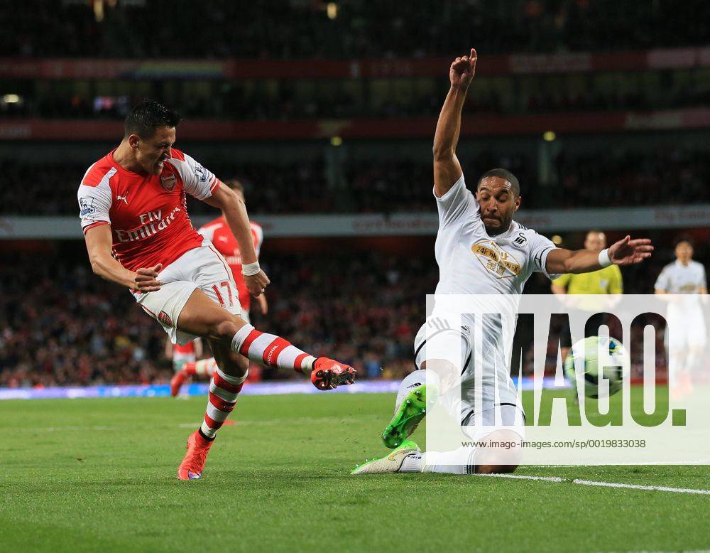 Aktuell Fußball, England, Premier League, FC Arsenal - Swansea City Arsenal s Alexis Sanchez fires a shot past Swansea s Ashley Williams but just wide of the post Barclays Premier League - Arsenal vs Swansea City - Emirates Stadium - England - 11th May 2015 - Picture David Klein Sportimage .