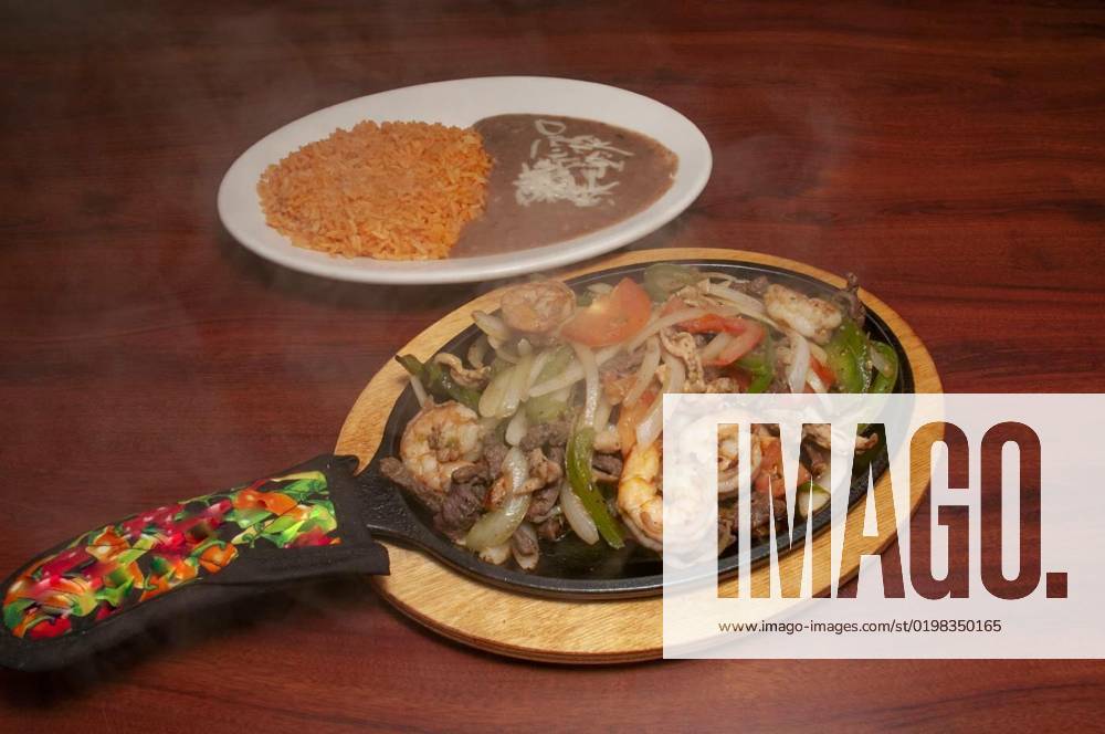 IMAGO Creative, Food, Fajita Mexican Shrimp Steak and Chicken Fajitas, Authentic and traditional Mexican cuisine known as shrimp steak and c hicken fajitas, Authentic and traditional Mexican cuisine known as shrimp steak and c hicken fajitas, 08.11.2022,