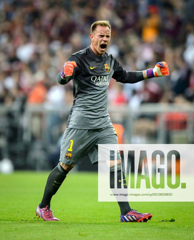 Muenchen, Allianz Arena: Fussball UEFA Champions League, Halbfinale: FC Bayern Muenchen - FC Barcelona Barca Barcelonas Torwart Marc-Andre ter Stegen jubelt ueber den Treffer zum 1:0.