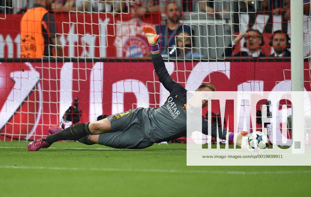 Fussball, Saison 2014 15, Champions League, 2014 15, Halbfinale, FC Bayern München - FC Barcelona Barca Torwart Marc Andre ter Stegen (FC Barcelona) pariert den Ball auf der Torlinie