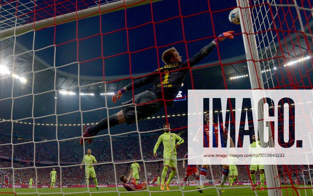 Fussball UEFA Champions League, FC Bayern Muenchen - FC Barcelona Barca v.l. Marc Andre ter Stegen (FC Barcelona), Robert Lewandowski (FC Bayern Muenchen)