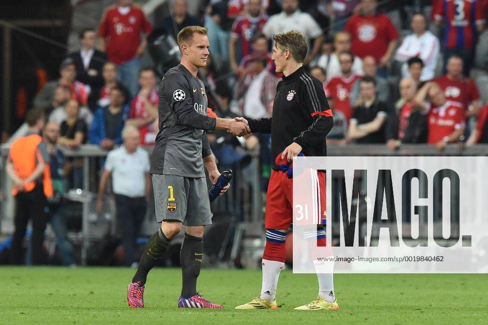 Fußball Champions League Halbfinale Bayern München - FC Barcelona Barca am 12.05.2015 in der Allianz Arena in München Marc-Andre ter Stegen ( Barcelona ), links - Bastian Schweinsteiger ( München ), rechts