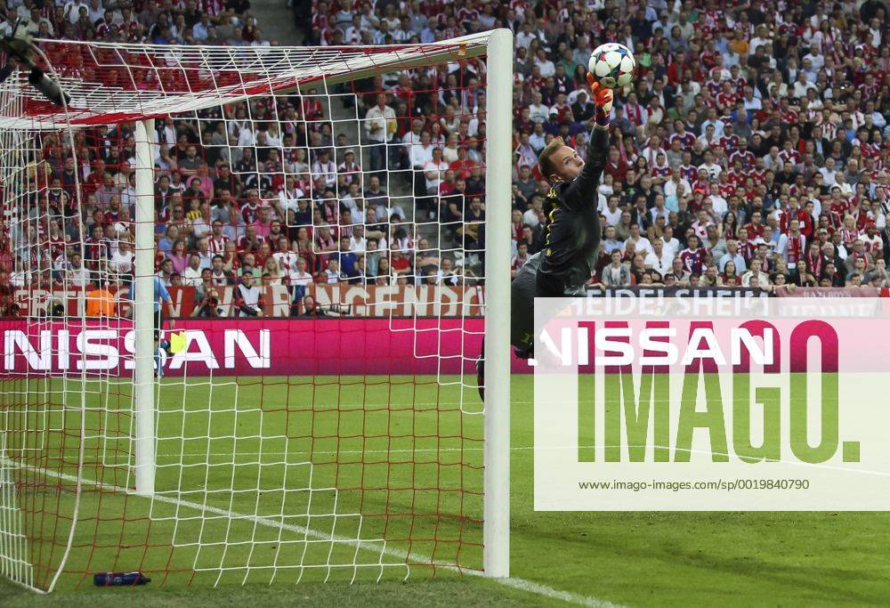 Marc-Andre TER STEGEN, Barca 1 wehrt den Ball ab, fängt, fangen, festhalten, Aktion, Einzelbild, Freisteller, Reaktion, Faustabwehr, Fausten , Einzelaktion mit Ball, Ganzfigur, Freisteller, Einzelbild, Hochformat, Aktion, Ganzkörper, Einzelaufnahmen, Action Ballannahme, Ballbehandlung FC BAYERN MUENCHEN - FC Barcelona Barca ( 3-2 ) Fussball UEFA Champions League, Halbfinale Rueckspiel, Muenchen, 12.05.2015 CL Saison 2014 2015, FCB, Muenchen