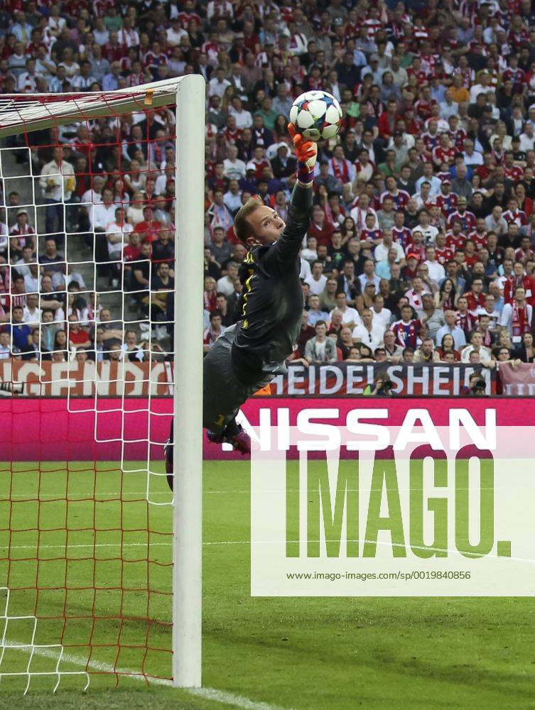 Marc-Andre TER STEGEN, Barca 1 wehrt den Ball ab, fängt, fangen, festhalten, Aktion, Einzelbild, Freisteller, Reaktion, Faustabwehr, Fausten , Einzelaktion mit Ball, Ganzfigur, Freisteller, Einzelbild, Hochformat, Aktion, Ganzkörper, Einzelaufnahmen, Action Ballannahme, Ballbehandlung FC BAYERN MUENCHEN - FC Barcelona Barca ( 3-2 ) Fussball UEFA Champions League, Halbfinale Rueckspiel, Muenchen, 12.05.2015 CL Saison 2014 2015, FCB, Muenchen