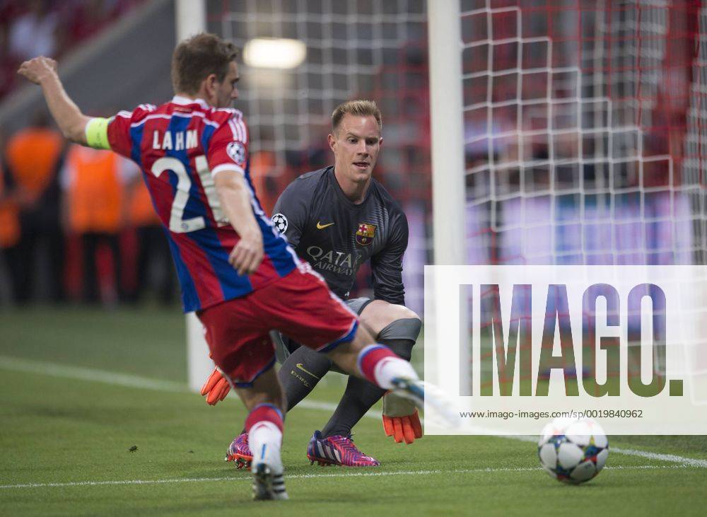 Philipp LAHM (BAY) gegen Torwart Marc-Andre TER STEGEN (FCBarcelona) Fussball international UEFA Championsleague, Saison 2014 2015, Halbfinale Rueckspiel: FC Bayern Muenchen - FC Barcelona Barca in Muenchen, Deutschland am 12.05.2015,