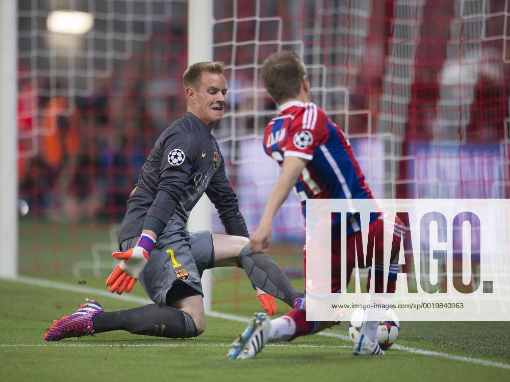 Philipp LAHM (BAY) gegen Torwart Marc-Andre TER STEGEN (FCBarcelona) Fussball international UEFA Championsleague, Saison 2014 2015, Halbfinale Rueckspiel: FC Bayern Muenchen - FC Barcelona Barca in Muenchen, Deutschland am 12.05.2015,