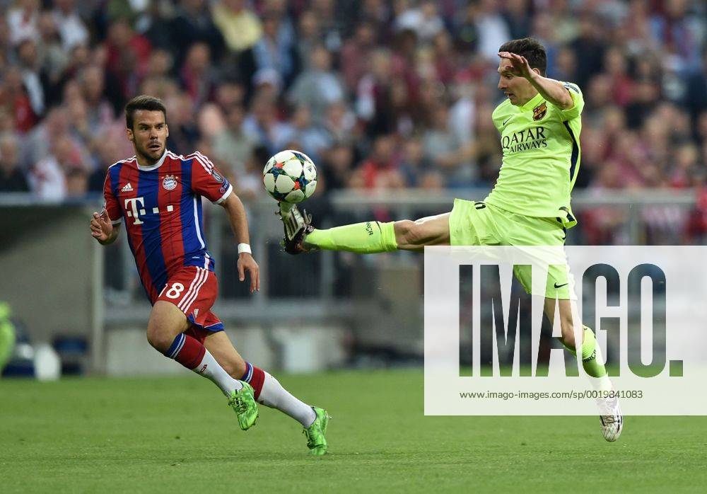 Fussball, Saison 2014 15, Champions League, 2014 15, Halbfinale, FC Bayern München - FC Barcelona Barca 3:2 Lionel Messi (FC Barcelona), re., gegen Juan Bernat (Bayern Muenchen)