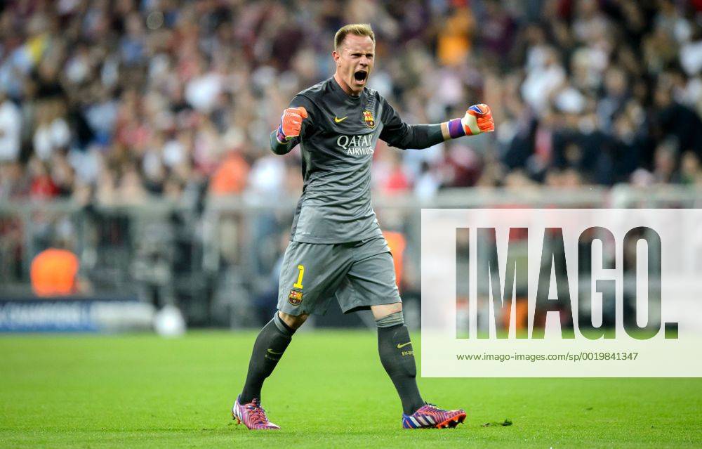 Muenchen, Allianz Arena: Fussball UEFA Champions League, Halbfinale: FC Bayern Muenchen - FC Barcelona Barca Barcelonas Torwart Marc-Andre ter Stegen jubelt ueber den Treffer zum 1:0.
