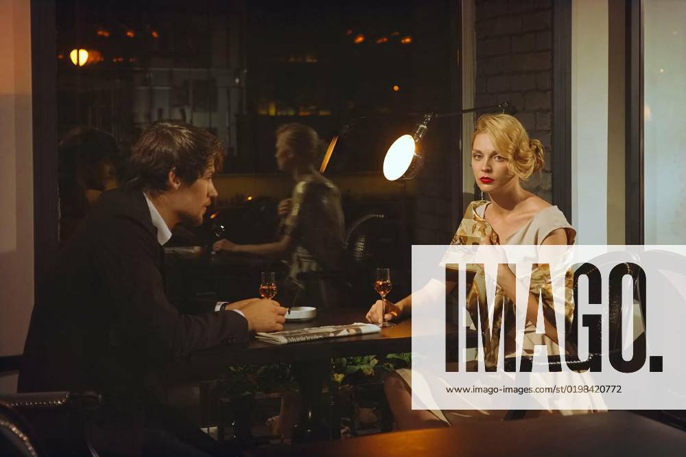 Man and woman in bar having aperitif, Handsome man and beautiful woman in bar having aperitif, Handsome man and beautiful woman in bar having aperitif model released, Symbolfoto , 17.11.2022,