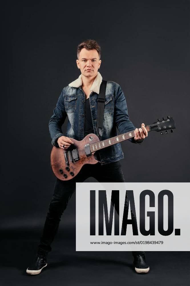 Full length portrait of artist playing guitar, Full length portrait of artist playing guitar., Full length portrait of artist playing guitar. model released, Symbolfoto , 20.11.2022,