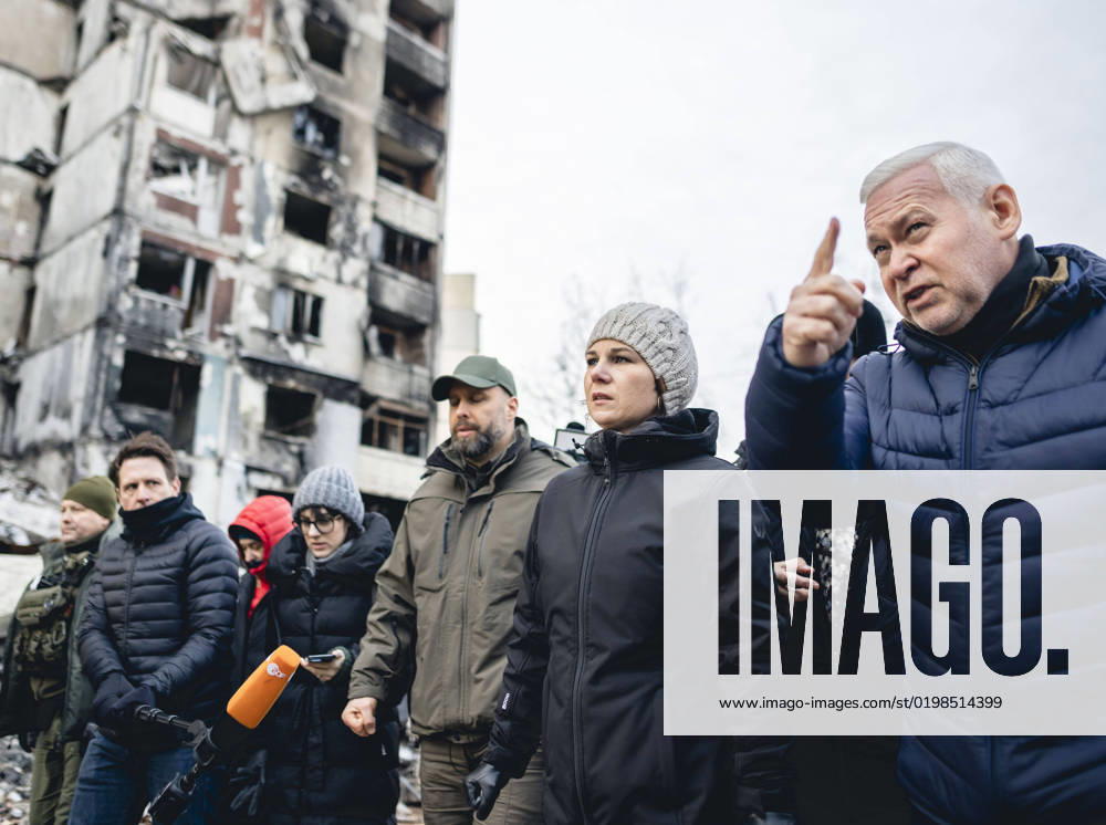 German Foreign Minister Annalena Baerbock Buendnis 90 Die Gruenen and the Mayor of Kharkiv, Ihor Terekhov, visit a destroyed housing estate in Kharkiv Kharkiv, 10 01 2023 Kharkiv Ukraine