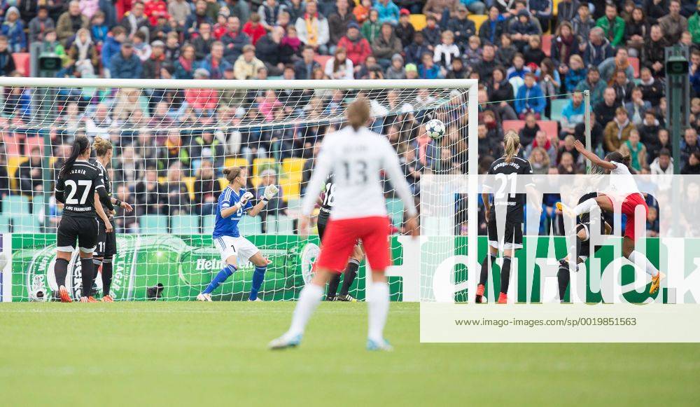 Berlin, Deutschland, 14.05.2015: Fußball Frauen Championsleague 2014 2015 - 1. FFC Frankfurt - Paris Saint Germain - UEFA Womens Championsleague Final 2015. Tor 1:1. Torschütze Torschuetze Marie-Laure Delie (PSG 18) trifft gegen Torhueterin Desiree Schumann (Frankfurt 1)