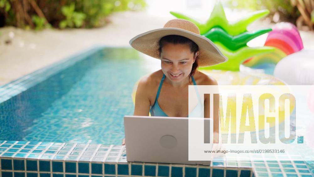 Person Using Business Internet Technology Computer, Person Using Business Internet Technology Computer On Summer Holiday, Person Using Business Internet Technology Computer On Summer Holiday model released, Symbolfoto , 25.11.2022,