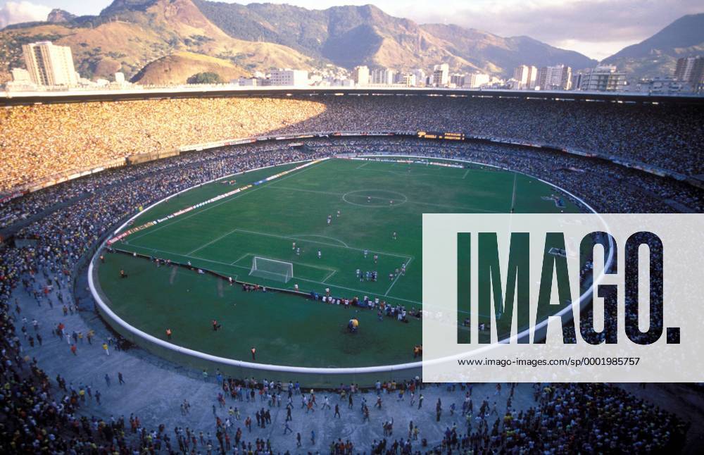 Das ausverkaufte Maracana Stadion während eiern Partie der Copa America 1989, dahinter erheben sich die Skyline von Rio de Janeiro und die Berge Fußball Länderspiel Herren Copa America 1989, Amerika, Südamerikameisterschaft, Südamerika Meisterschaft, Vdia Totale Estadio Jornalista Mario Filho, ausverkauft Rio de Janeiro, Zuschauerinteresse, voll, Masse