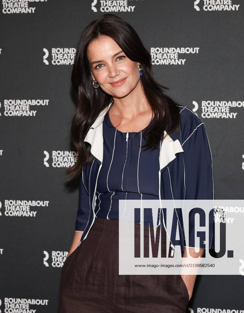 Katie Holmes Photo Call for THE WANDERERS Cast Photo Op, American Airlines Theatre, New York, NY January 11, 2023. Photo By: CJ Rivera Everett Collection Photo Call for THE WANDERERS Cast Photo Op, American Airlines Theatre, New York, NY January 11, 2023. Photo By: CJ Rivera Everett Collection PUBLICATIONXNOTxINxCANxCHNxFRAxITAxJPNxNORxPOLxRUSxESPxUKxUSA